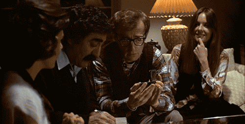 En esta escena de âAnnie Hallâ (1977) iban a tomar cocaÃ­na y el personaje de Woody Allen estornudaâ¦ es muy gracioso y lo mejor es que no estaba en el guiÃ³n, paso durante los ensayos y quedo en la pelÃ­cula.
celluloidshadows:
â Click the pic to watch...
